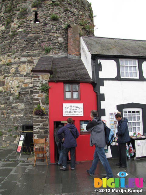 SX23417 The smallest house in Great Britain